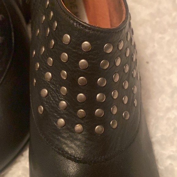 - New black Steve Madden stud embellished shoes.  Size 9 - Picture 3 of 6
